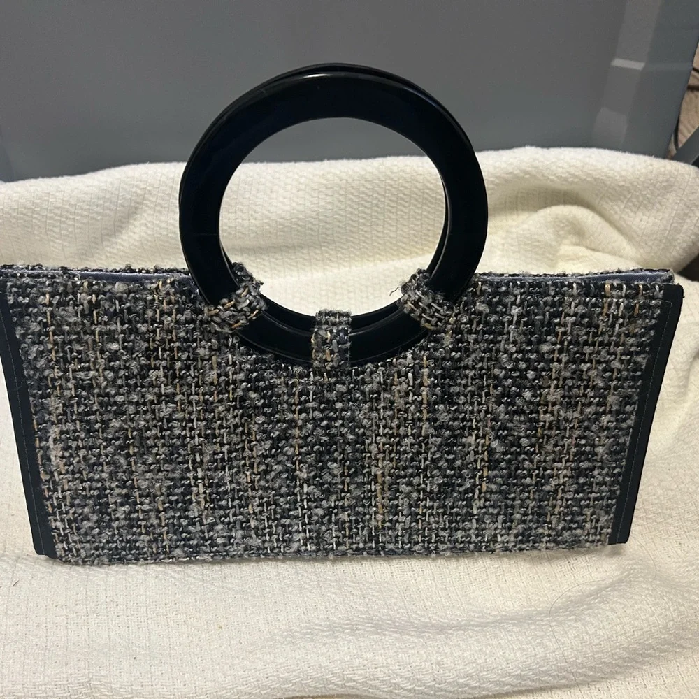 Cute retro looking navy and cream colored handbag - Picture 2 of 2